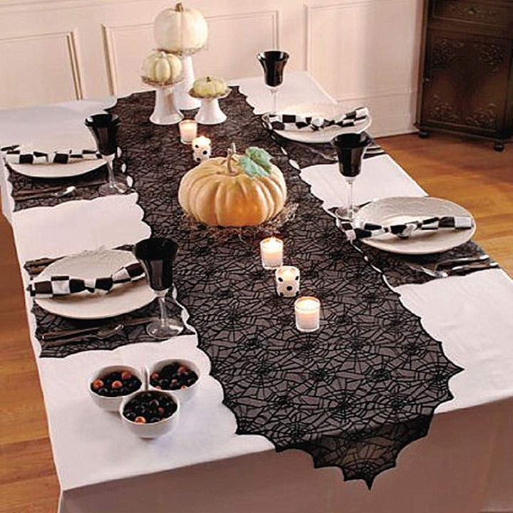 Detailaufnahme der filigranen Spinnennetzspitze am Halloween-Tischläufer