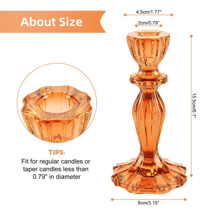 2er-Set orangefarbener Glas-Stumpenkerzenhalter auf einer Oberfläche