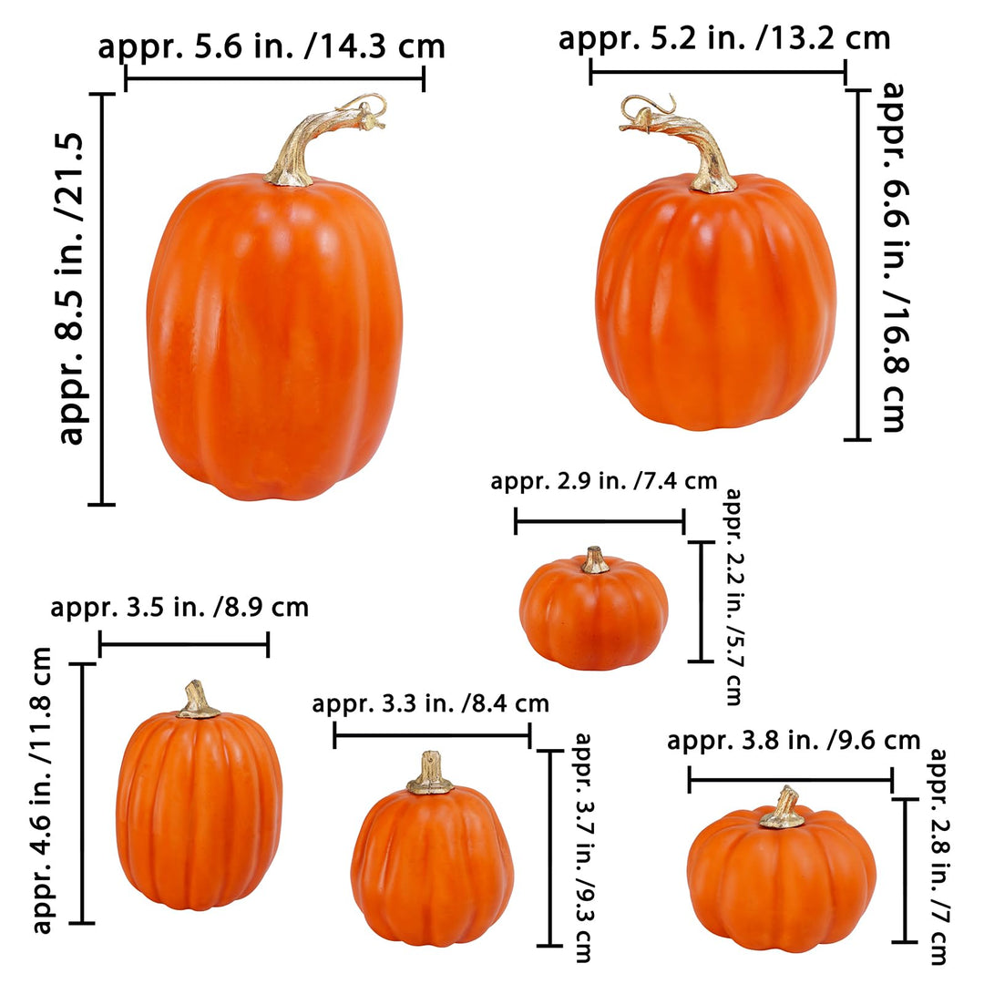 Nahaufnahme eines kleinen künstlichen Kürbisses in Orange