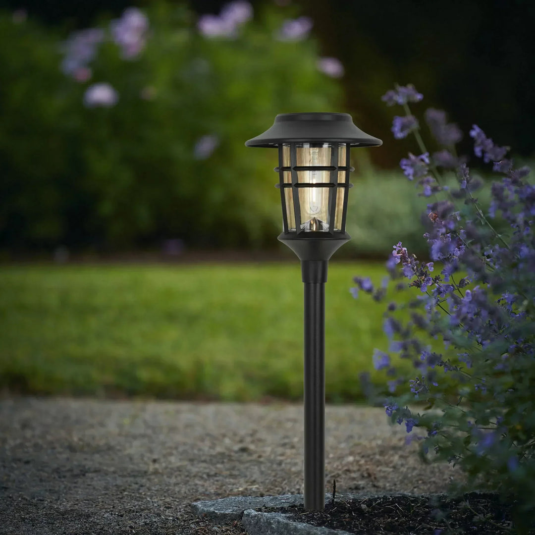 Solar-Gartenleuchte mit LED im modernen Streifen-Design im Außenbereich