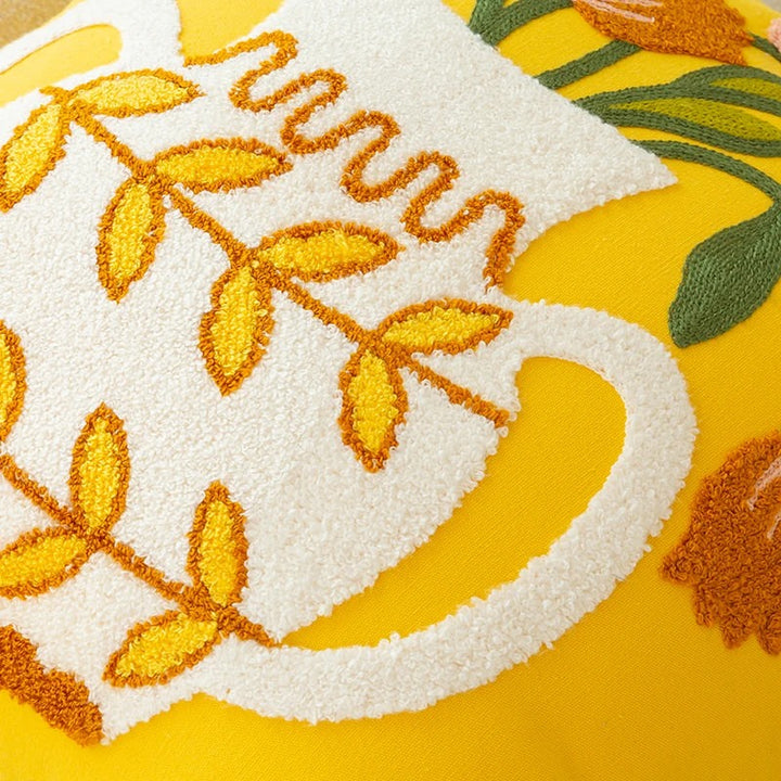 Kissenbezug mit bestickten Blumen in Vase