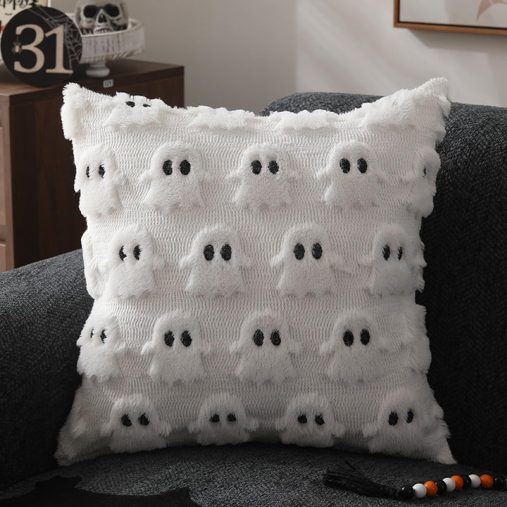 Weiße Kissenbezüge mit Geistermotiv auf einem gemütlichen Sofa