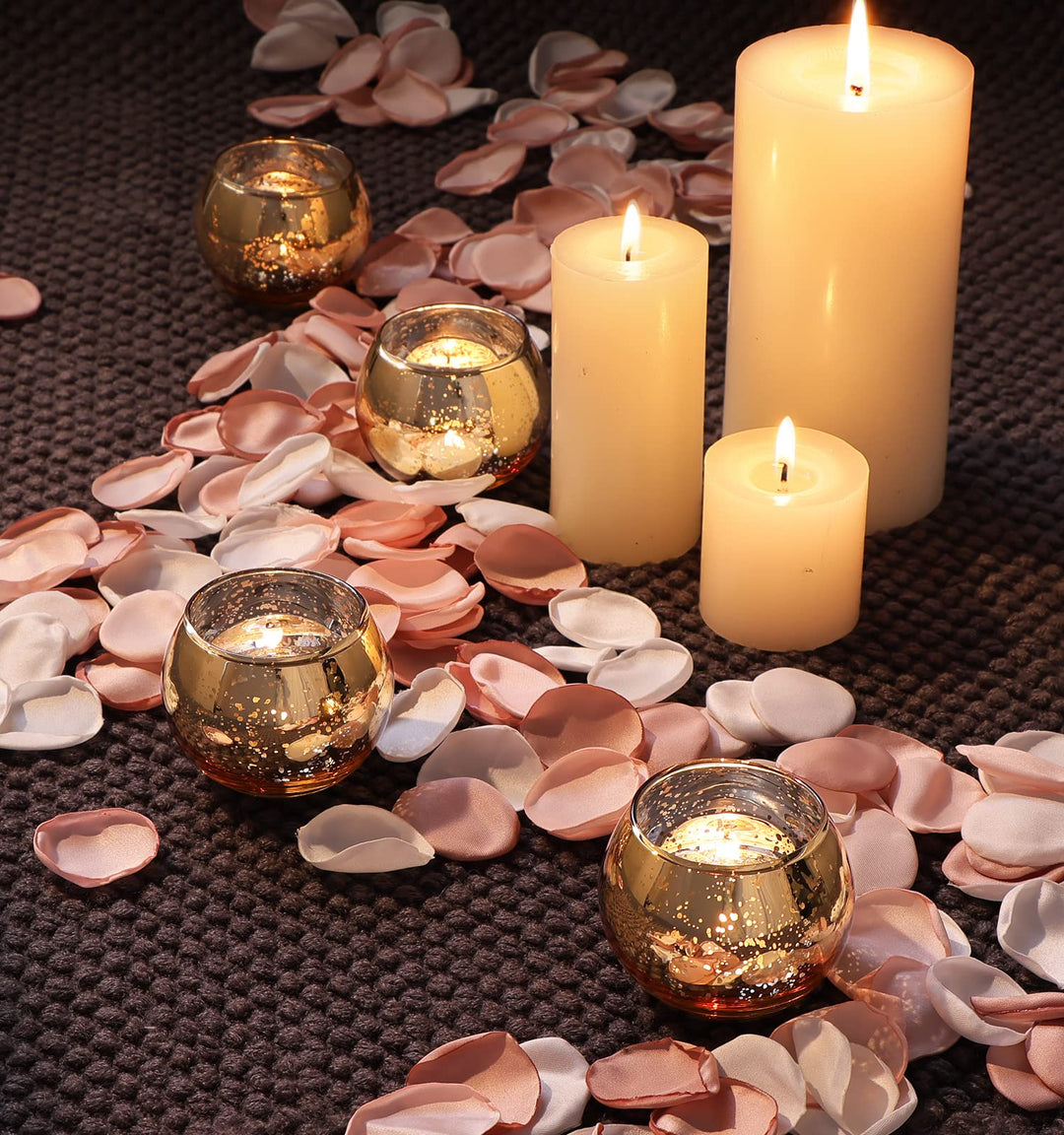 24 goldene Kerzenhalter als elegantes Tischarrangement