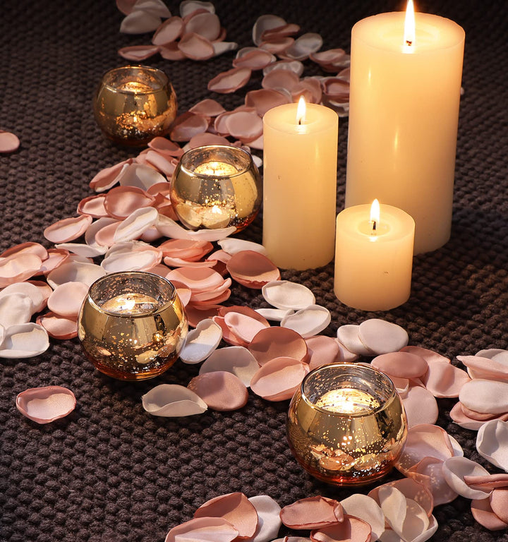 24 goldene Kerzenhalter als elegantes Tischarrangement
