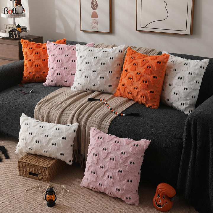 Zwei Kissenbezüge im 2er-Set mit weißen Geistermotiven als Halloween-Dekoration
