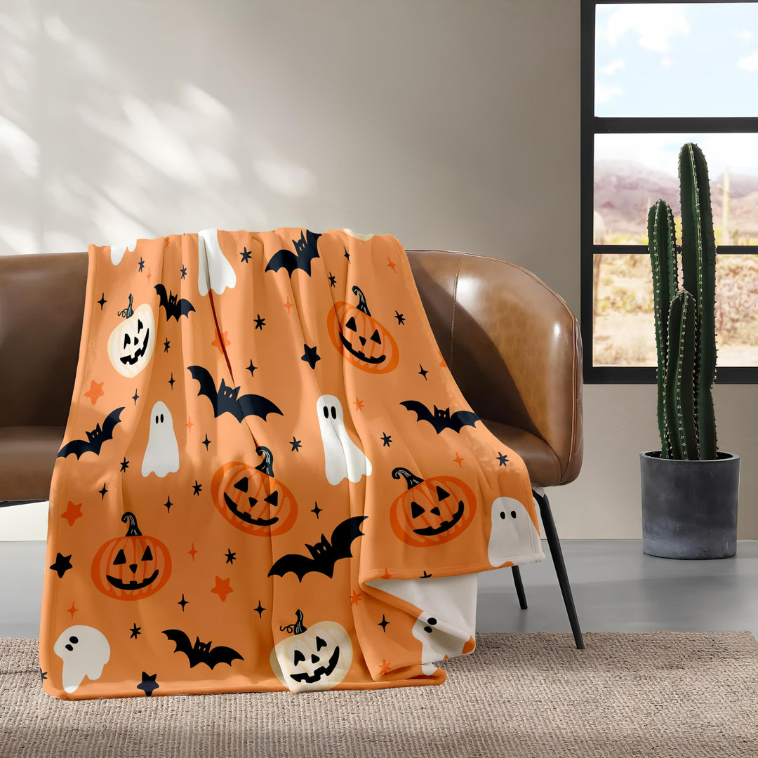 Halloween-Decke als gemütliche Herbstdekoration auf einem Sofa