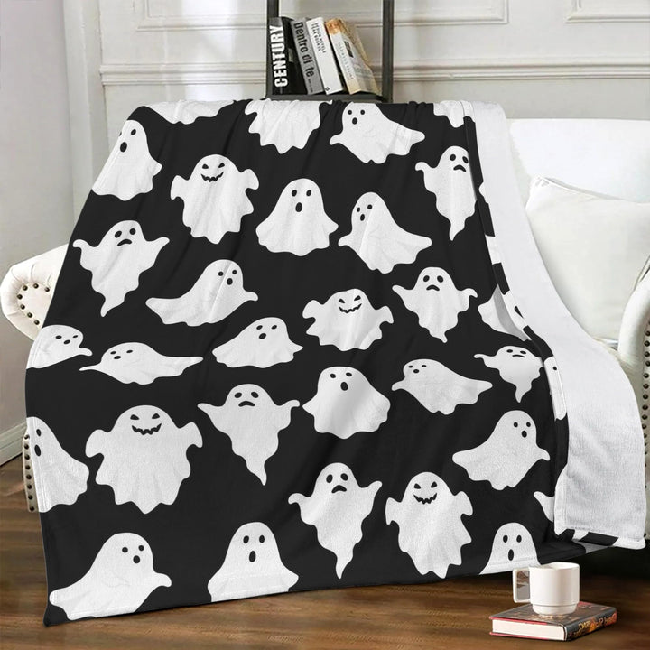Halloween-Wohndecke mit Geistermotiv auf einem Sofa