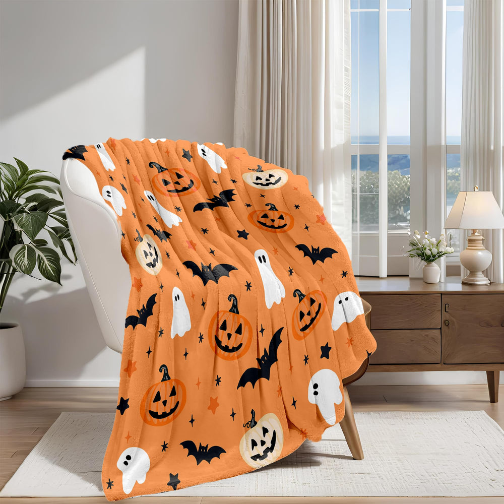 Halloween-Decke mit schwarzen Fledermäusen und orangefarbenen Kürbissen