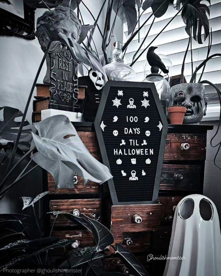 Sargförmiges Buchstabenbrett als kreative Halloween-Dekoration
