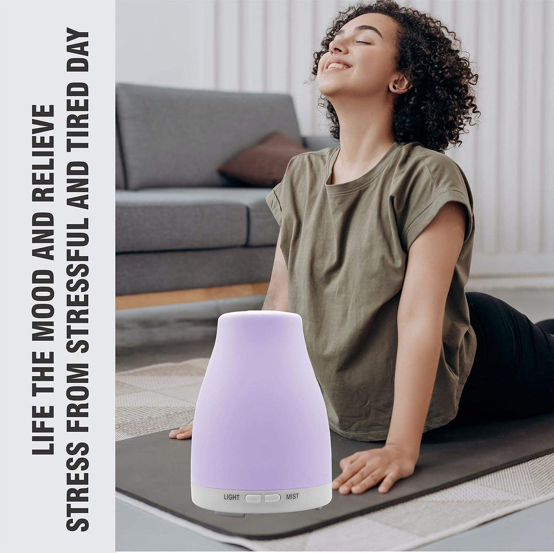 Ultraschall-Diffuser mit sieben LED-Farben auf einem Wohnzimmertisch