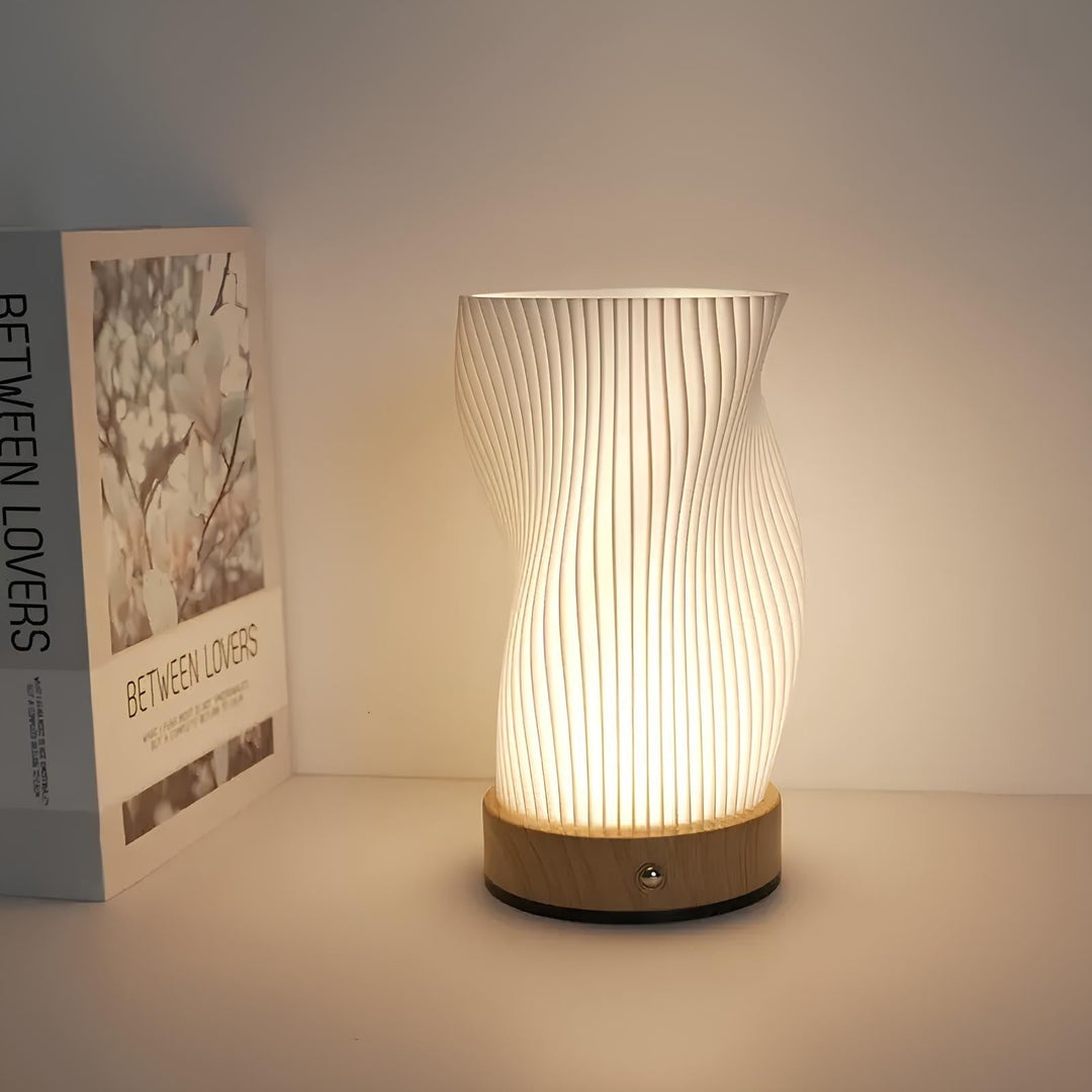 Moderne LED-Tischlampe für Wohnzimmer oder Schlafzimmer im Wellenlook