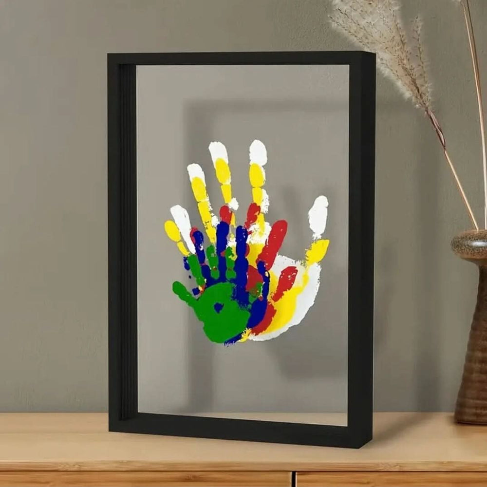 Holzrahmen mit Platz für Babyfoto sowie Hand- und Fußabdruck aus Ton