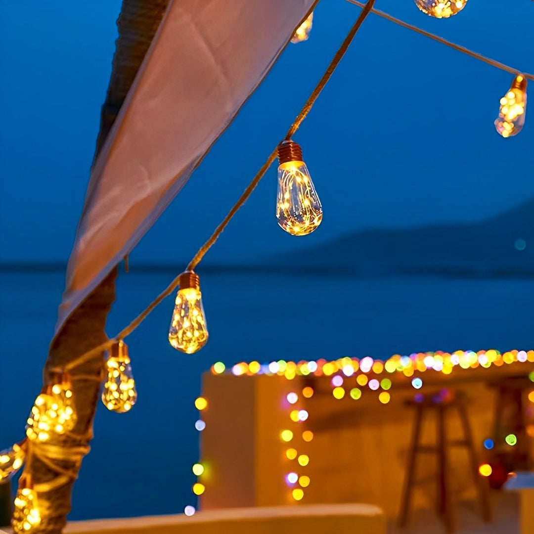 Outdoor-Lichterkette mit Solarpanel dekorativ auf Terrasse eingesetzt