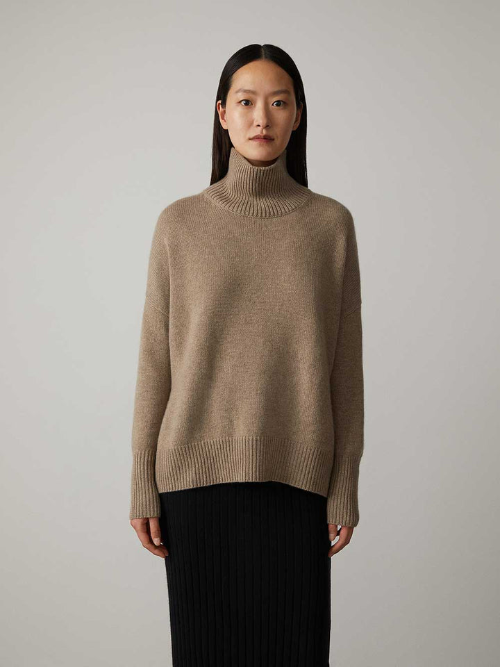Women's cashmere blend roll-neck sweater with classic design