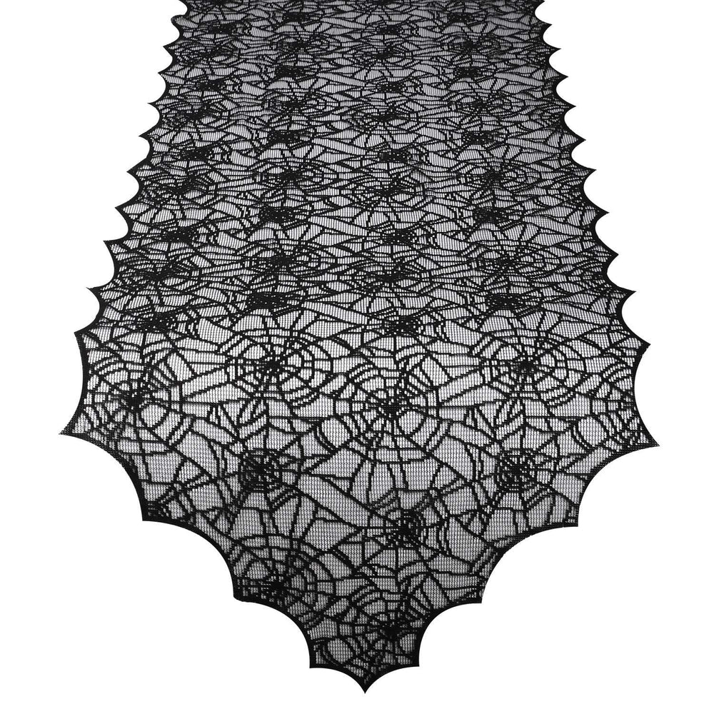 Halloween-Tischläufer mit dekorativer Spinnennetzspitze auf einem festlich gedeckten Tisch