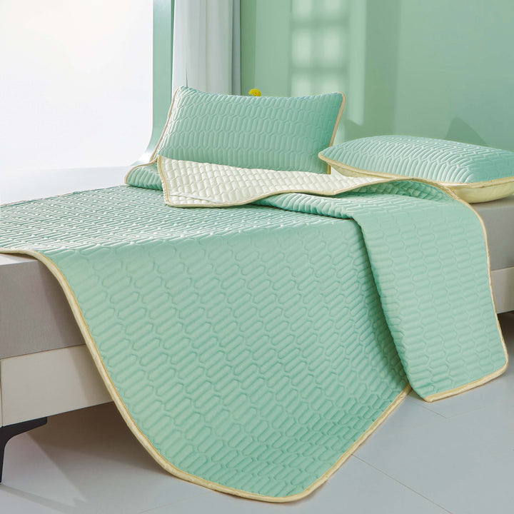 Matratzenauflage mit Kühleffekt in modernem Schlafzimmer auf Doppelbett
