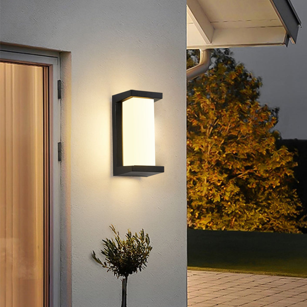 Wasserdichte Wandleuchte aus Aluminium für den Außenbereich an heller Wand
