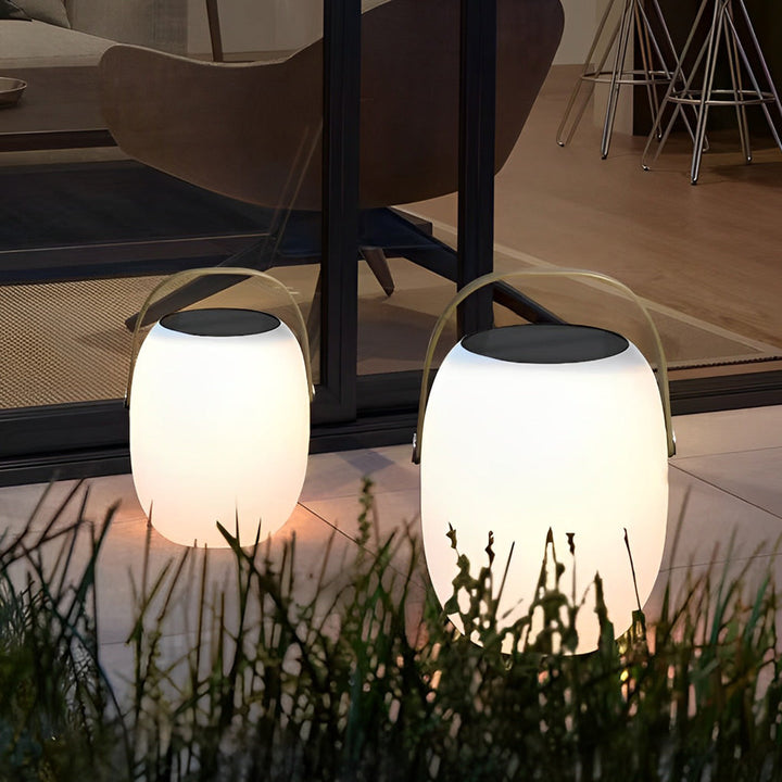 Wetterfeste Gartenlampe mit sanftem Licht auf einem Gartentisch