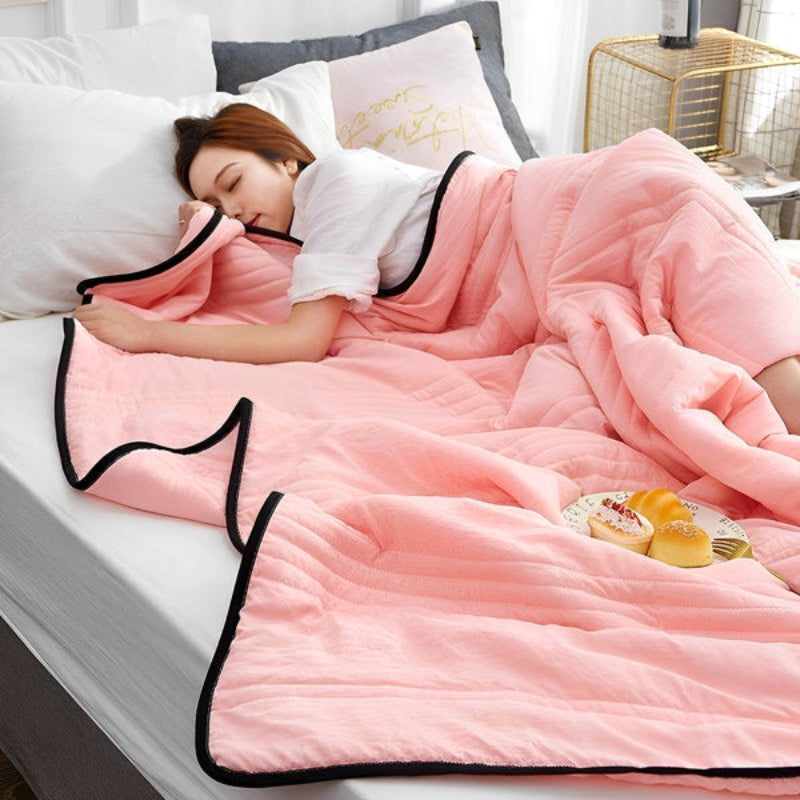 Breathable summer blanket with cooling effect for restful sleep