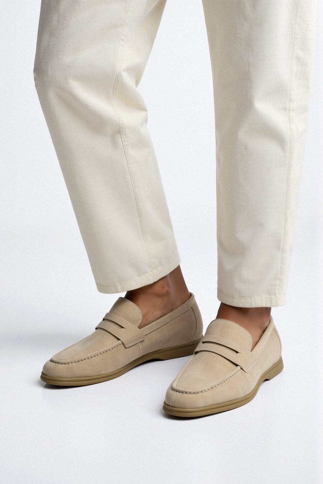 Men's moccasins in an old-money style with a simple design