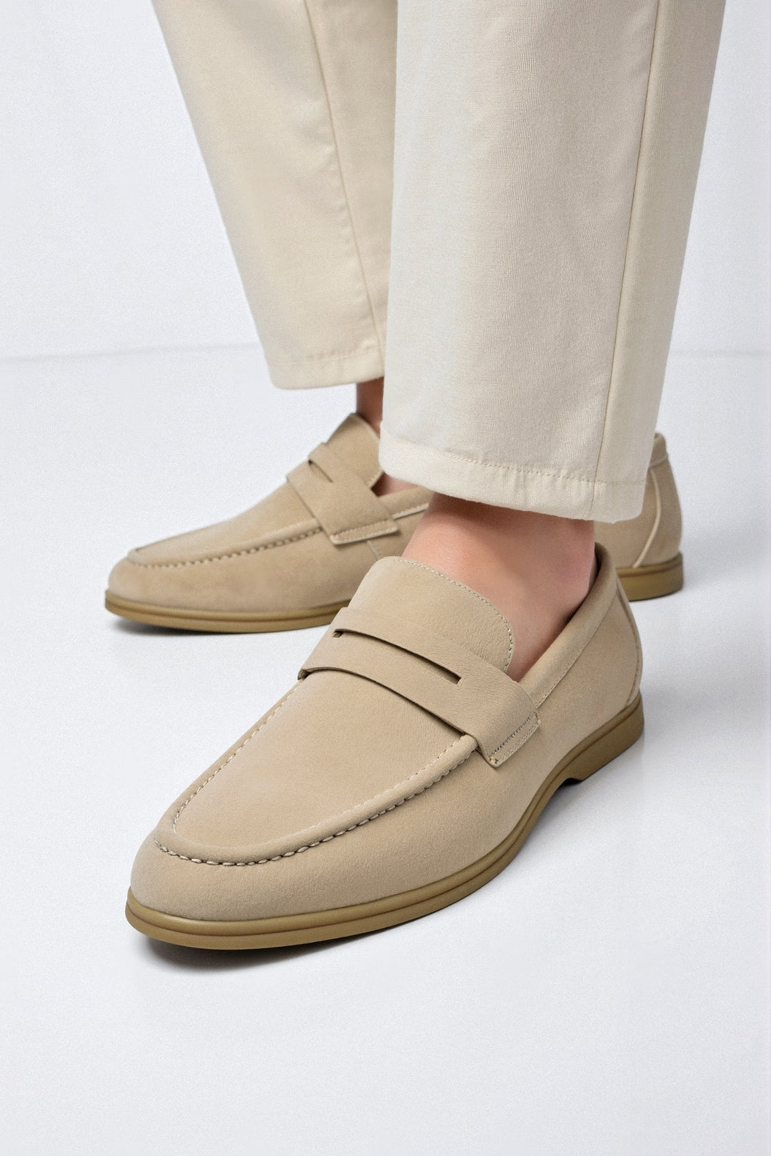 Men's moccasins in an old-money style with a simple design