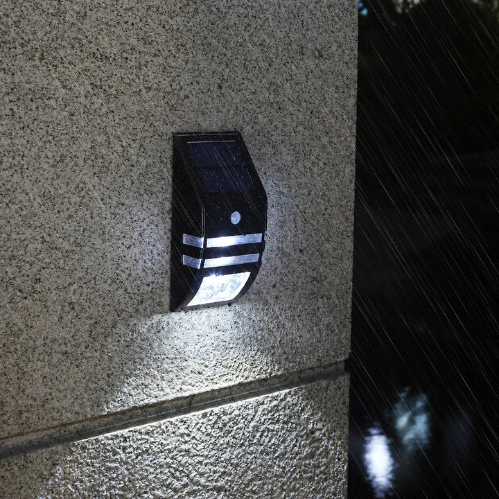 Solar-Wandleuchte mit LED und Bewegungsmelder an einer Hauswand montiert