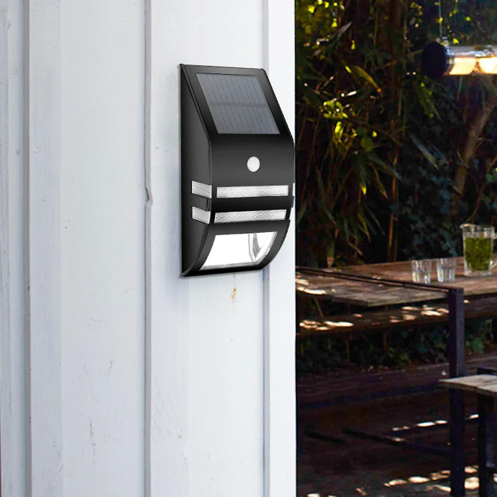 Solar-Wandleuchte mit Bewegungsmelder beleuchtet Terrasse oder Gartenweg