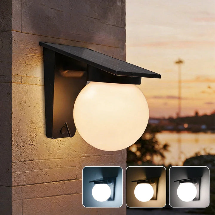 Solar-Wandleuchte mit LED und 3 Lichtfarben an einer Außenwand montiert