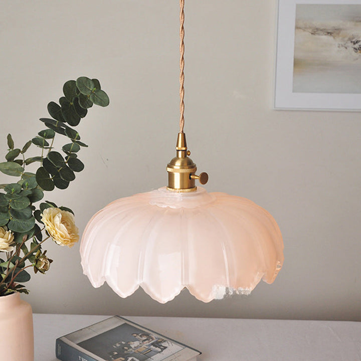 Klassische Pendelleuchte mit Kupfer und Glaskuppel