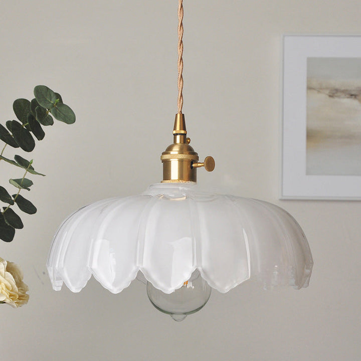 Klassische Pendelleuchte mit Kupfer und Glaskuppel
