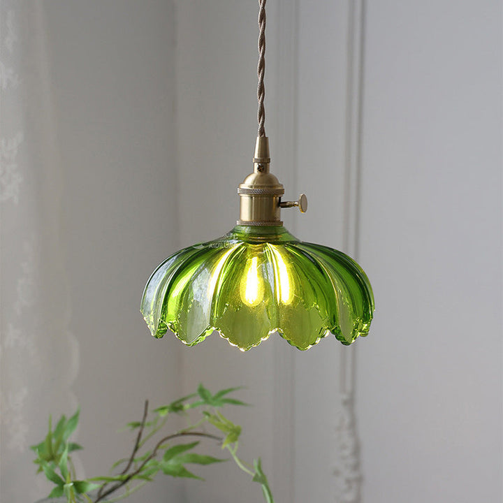 Klassische Pendelleuchte mit Kupfer und Glaskuppel