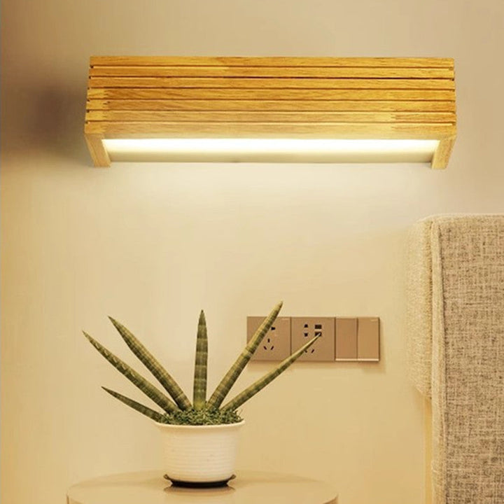 Rechteckige LED Wandleuchte aus Holz und Acryl im minimalistischen Design