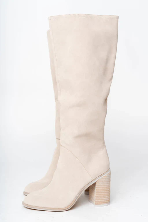 Women's boots with an elegant cut and timeless style