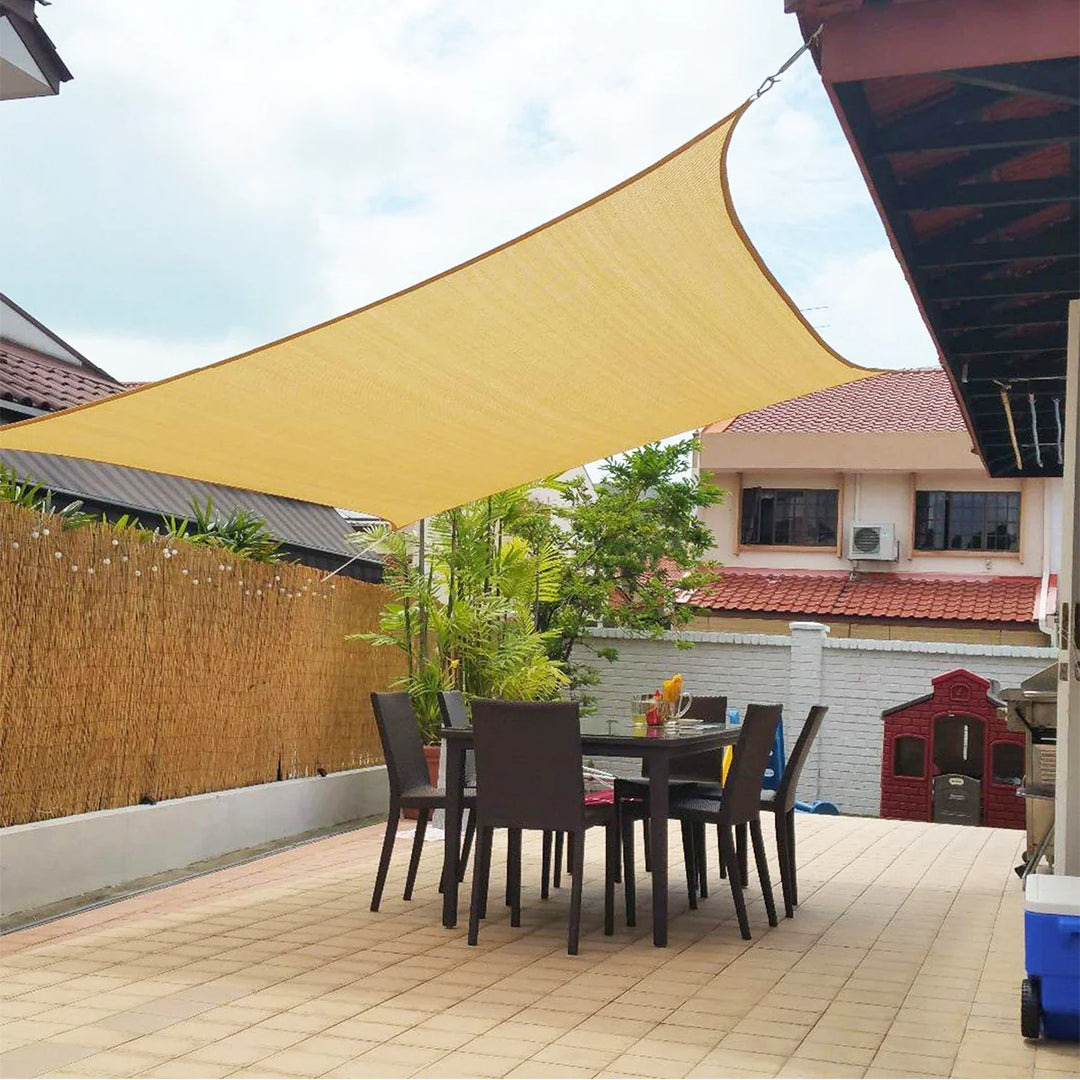 Water-repellent sunshade sail in triangular or square shape for balcony and terrace