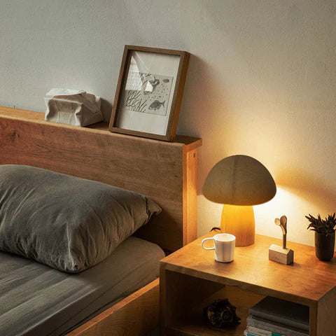 Nachtlicht aus massivem Buchenholz auf einem Beistelltisch