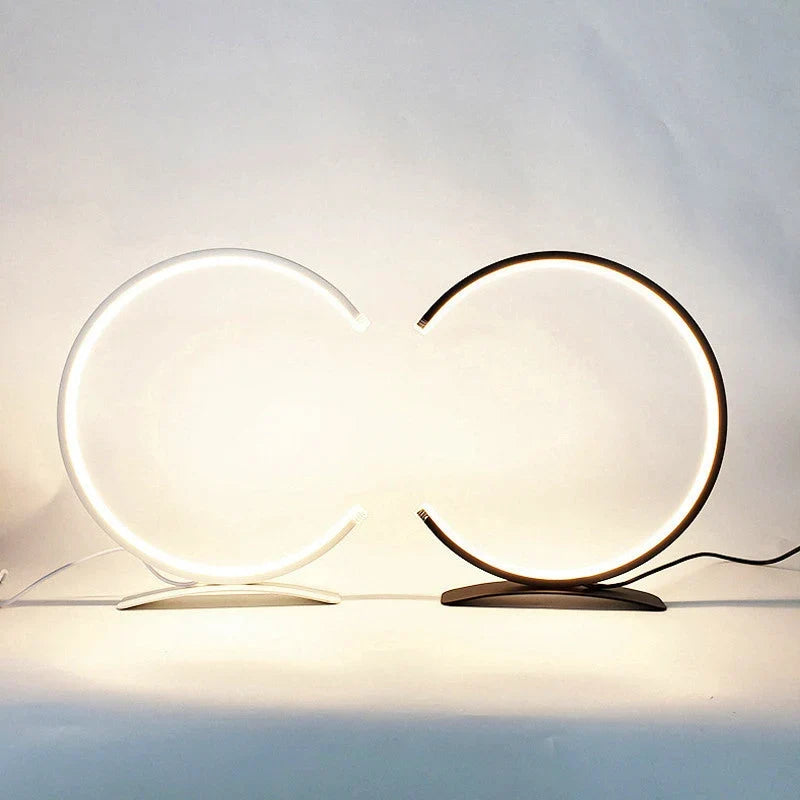 C-förmige Lampe mit schlankem Design und LED-Licht