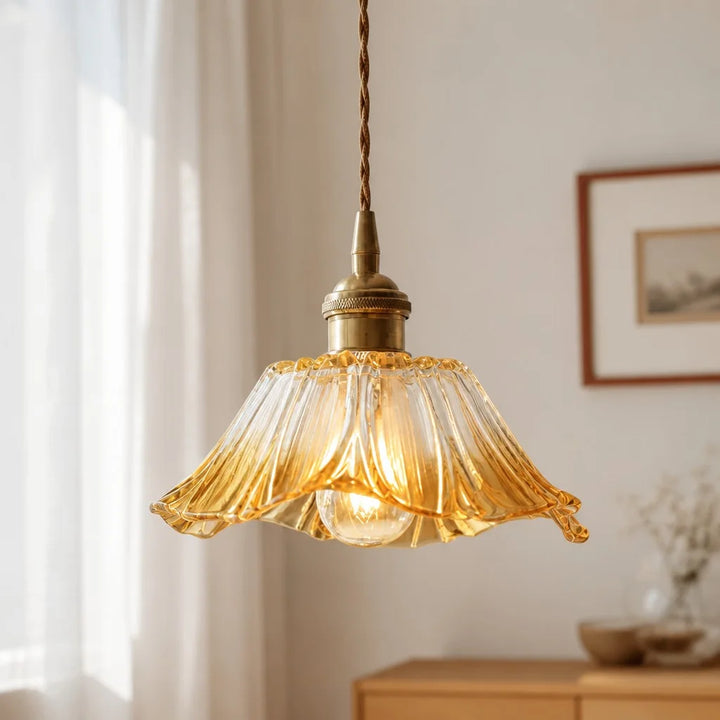 Detailansicht der Pendelleuchte aus strukturiertem Glas im Retro-Stil