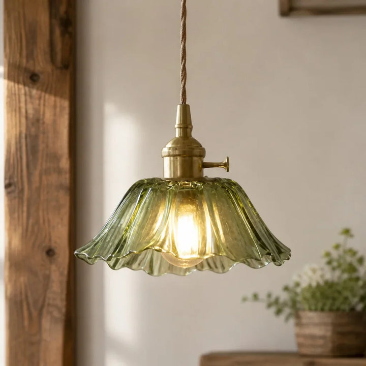 Pendelleuchte aus Glas im Vintage-Design über einem Tisch inszeniert