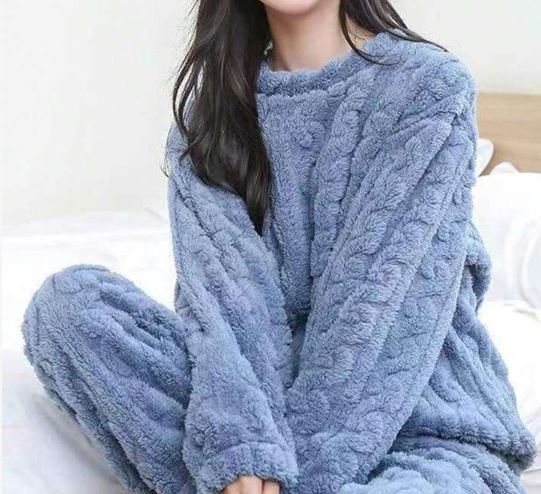 Women's Flannel Pyjama Set with Classic Design