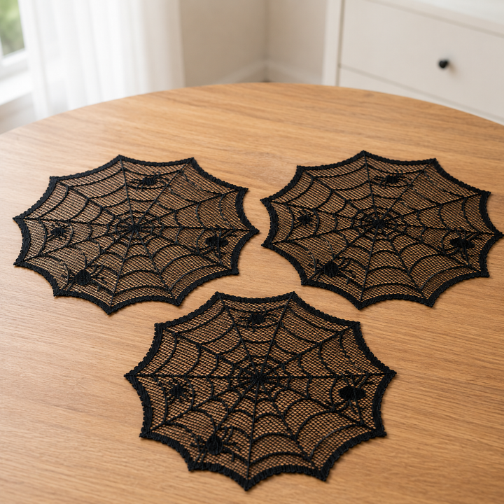 Schwarzes Halloween-Tischset mit dekorativem Spinnennetz auf einem gedeckten Tisch