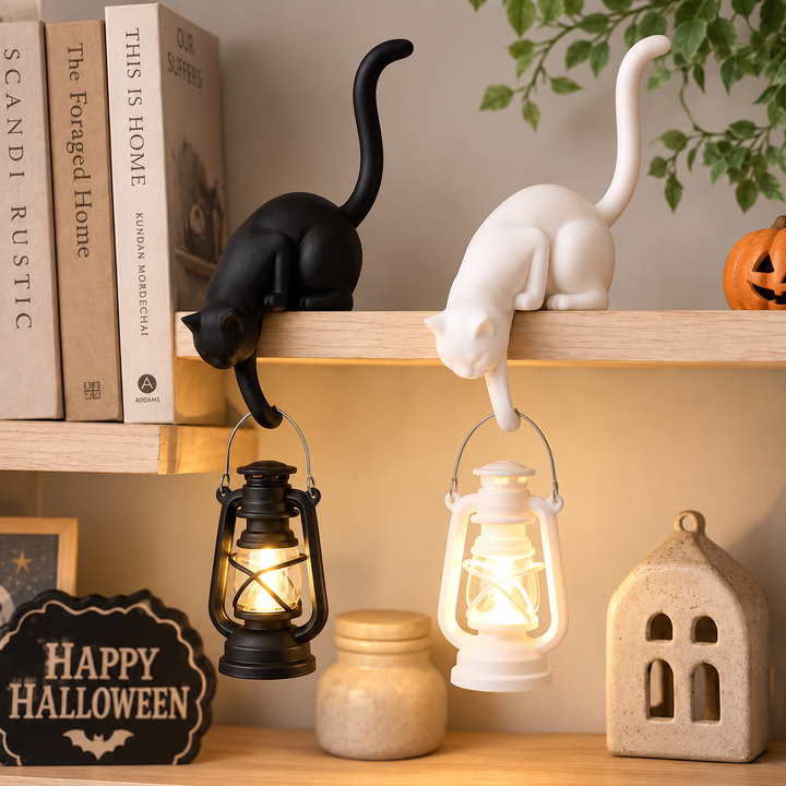 Katzenlampe mit hängender Laterne als dekorative Beleuchtung für ein Regal