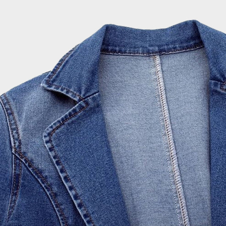 Women's denim blazer with a figure-hugging cut 