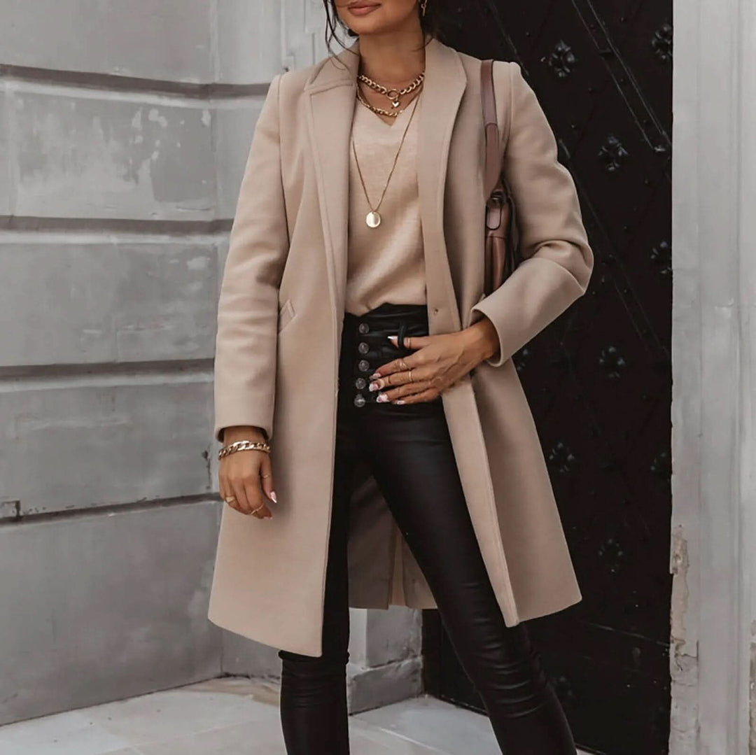 Women's coat with a tailored cut and classic collar 