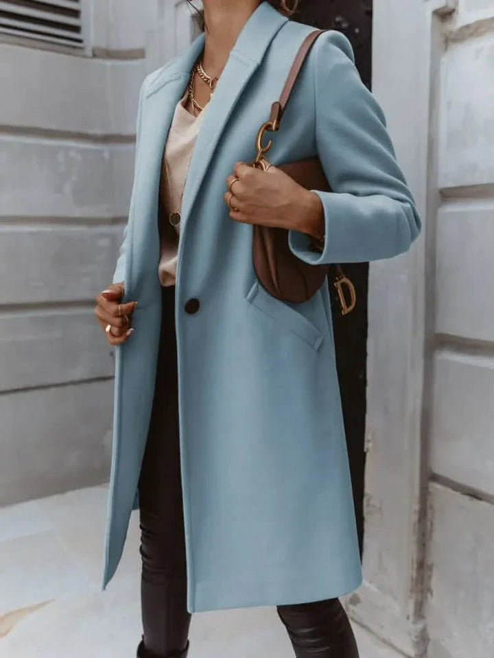 Women's coat with a tailored cut and classic collar 