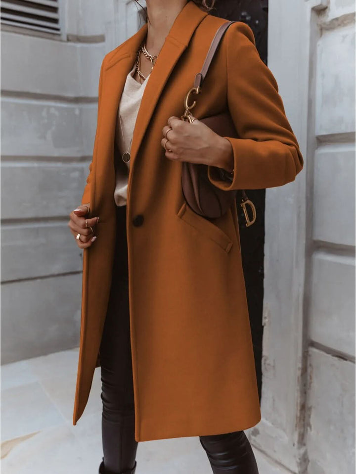 Women's coat with a tailored cut and classic collar 