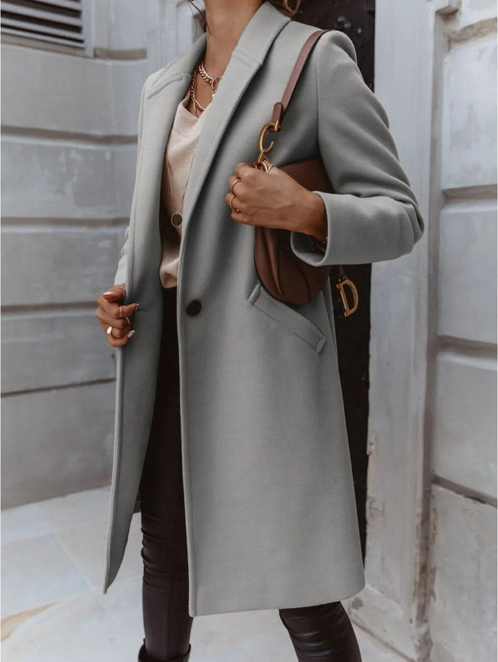 Women's coat with a tailored cut and classic collar 