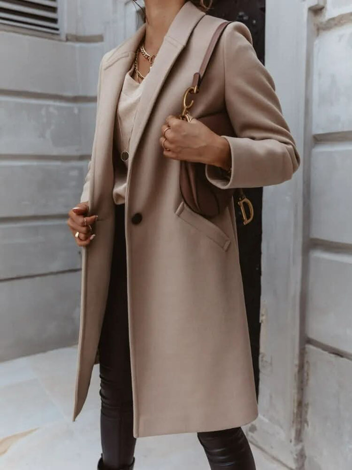 Women's coat with a tailored cut and classic collar 