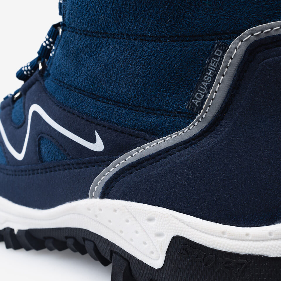 Women's winter boots with thermal lining and weatherproof design 