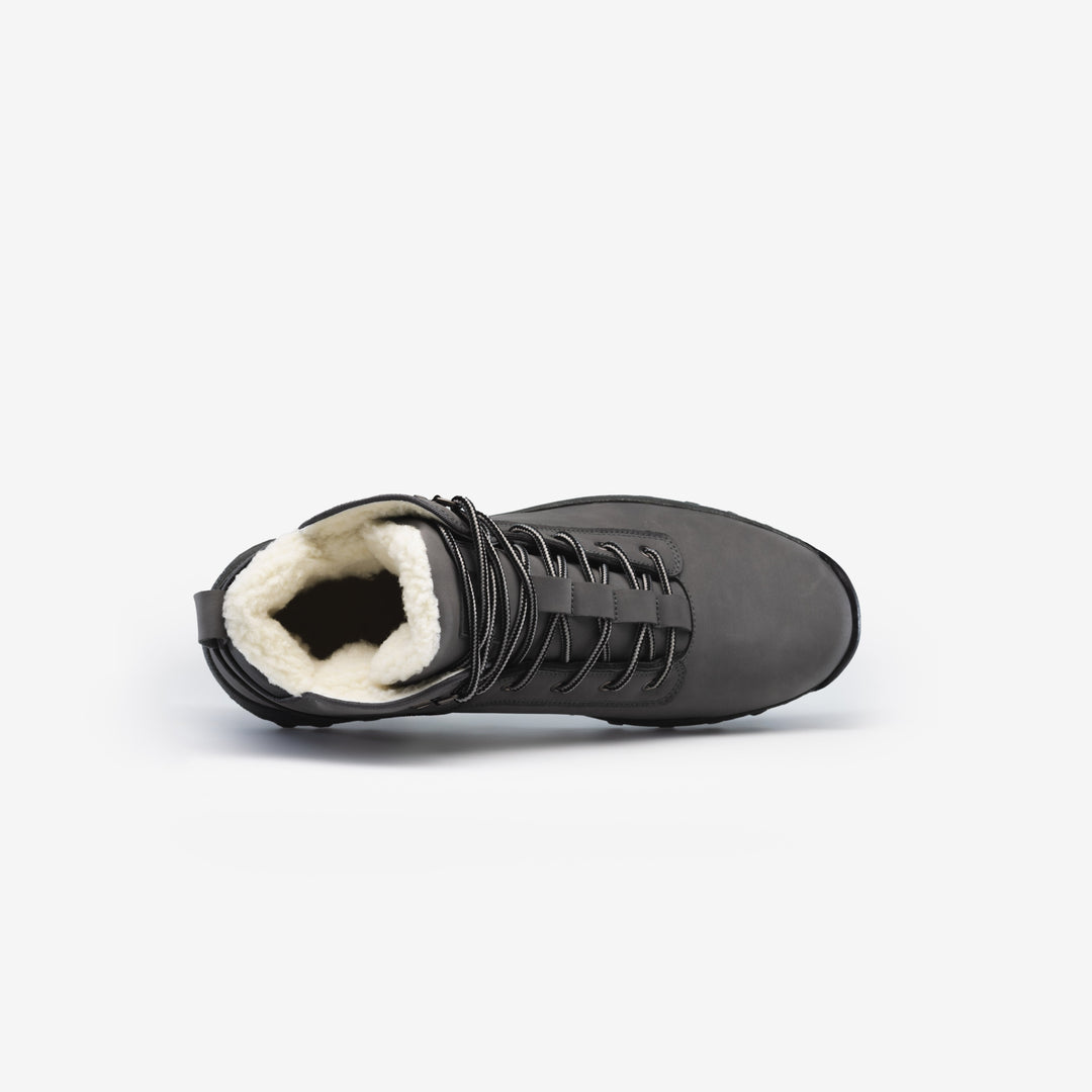 Men's hiking boots with weatherproof design 