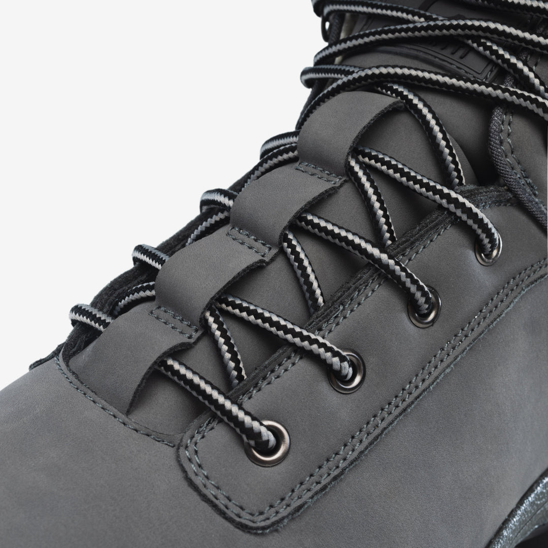 Men's hiking boots with weatherproof design 